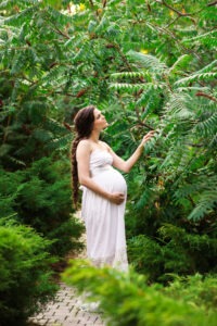 pregnant-woman-white-dress (1)
